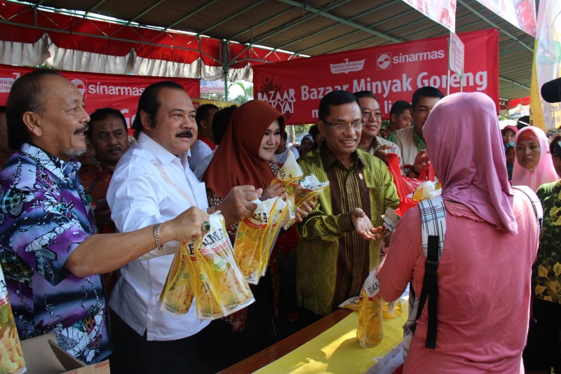 MENTERI PERINDUSTRIAN SALEH HUSIN KUNJUNGI PASAR MURAH LEBARAN KABUPATEN KENDAL