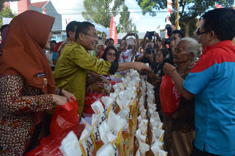 Menteri Perindustrian didampingi Bupati Kendal Layani Masyarakat Beli Minyak Goreng