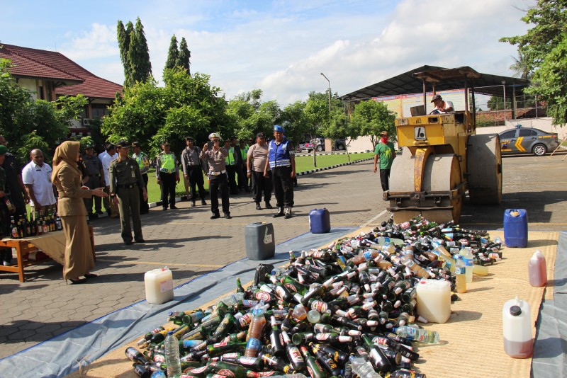 POLRES MUSNAHKAN RIBUAN BOTOL MIRAS
