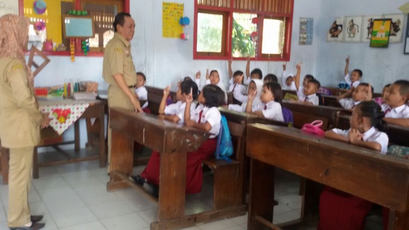 KEPALA DISDIK KENDAL BLUSUKAN PANTAU HARI PERTAMA SEKOLAH