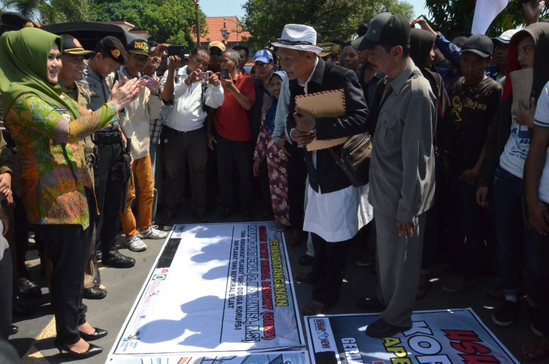 UNJUK RASA MENUNTUT PENGANGKATAN PEJABAT BERSIH