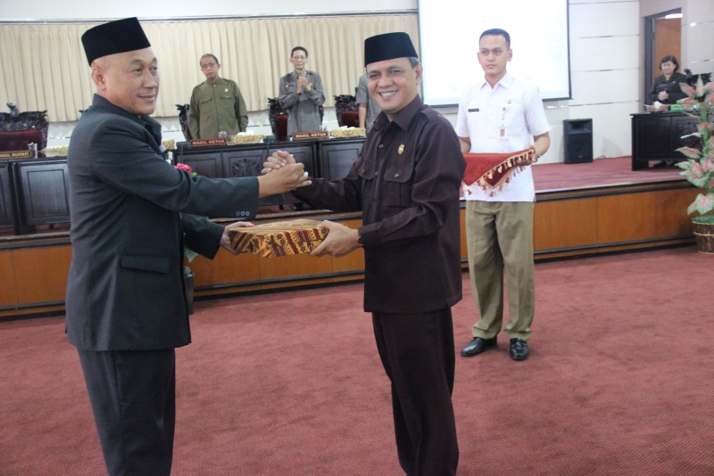 TIGA RAPERDA DISERAHKAN KEPADA KETUA DPRD