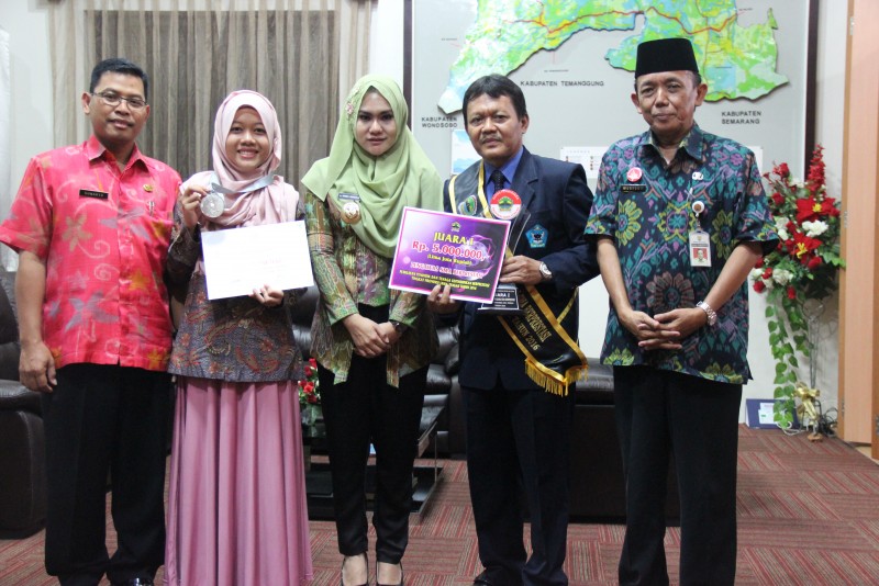 FATIN JUARA OLIMPIADE INTERNASIONAL DITERIMA BUPATI