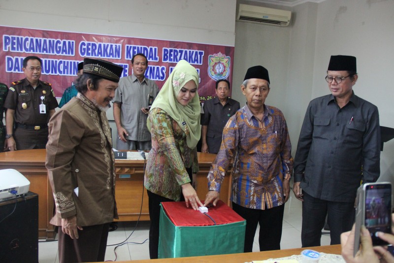 GERAKAN KENDAL BERZAKAT DICANANGKAN BUPATI