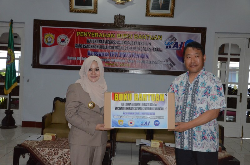 KEDUBES KOREA SELATAN SERAHKAN BANTUAN 6000 BUKU UNTUK SMK DAN SMA SE-KABUPATEN KENDAL
