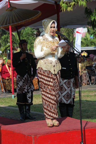 PERINGATI HUT KENDAL DENGAN PAKAIAN ADAT