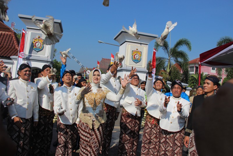 BUPATI LEPAS MERPATI PUTIH SIMBOL PERDAMAIAN