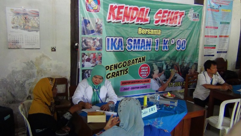 IKA SMANIK GELAR  BHAKTI SOSIAL PENGOBATAN GRATIS
