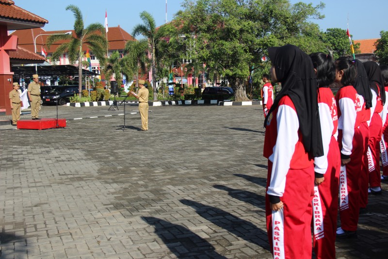 SEKDA RESMIKAN DIMULAINYA LATIHAN BAGI PASKIBRAKA KENDAL