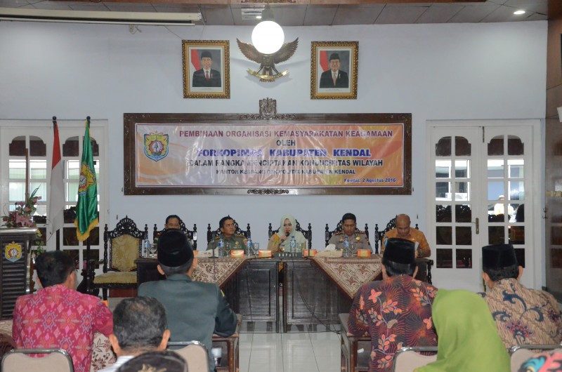 ANTISIPASI KERUSUHAN BERBAU SARA, FORKOPIMDA KENDAL BINA ORGANISASI MASYARAKAT DAN AGAMA