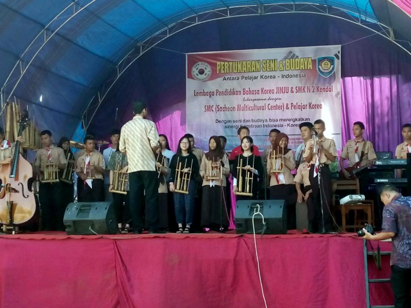 PELAJAR KOREA MAINKAN ANGKLUNG PUKAU PELAJAR KENDAL