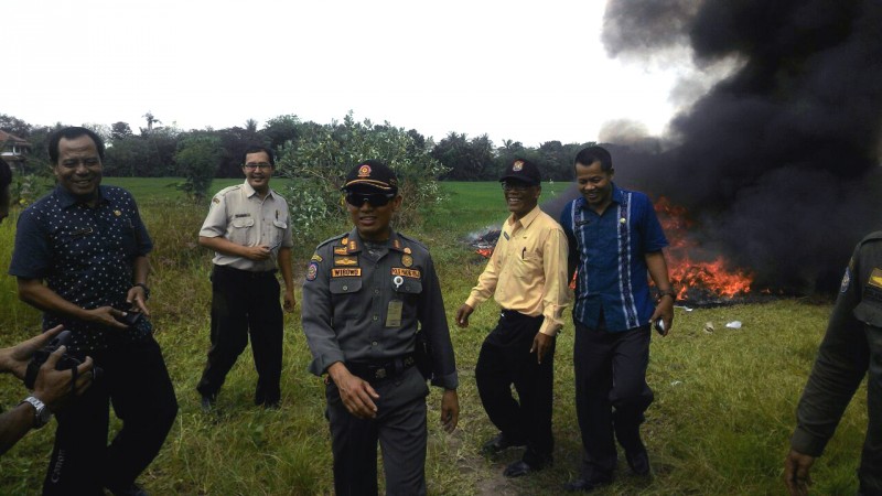 RIBUAN REKLAME DIMUSNAHKAN TIM PENERTIBAN