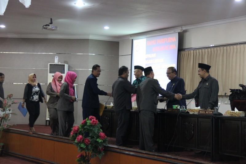 RAPAT PARIPURNA DPRD HANYA BUTUH WAKTU  25 MENIT