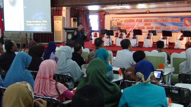 SMANIK GELAR PARENTING SERI REVOLUSI PENDIDIKAN