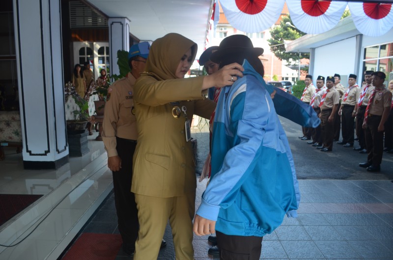 Bupati Mirna Lepas Kontingen Kwarcab Kendal Menuju Jambore Nasional