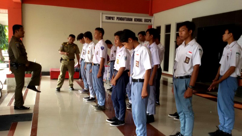 BELASAN PELAJAR TERJARING RAZIA SATPOL PP