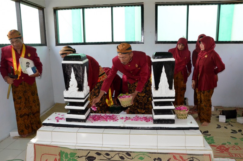 ZIARAH LELUHUR WUJUD KECINTAAN TERHADAP KENDAL