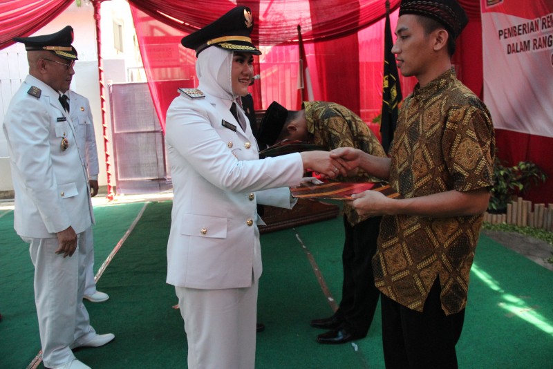 153 WARGA BINAAN KENDAL TERIMA REMISI DARI BUPATI MIRNA ANNISA