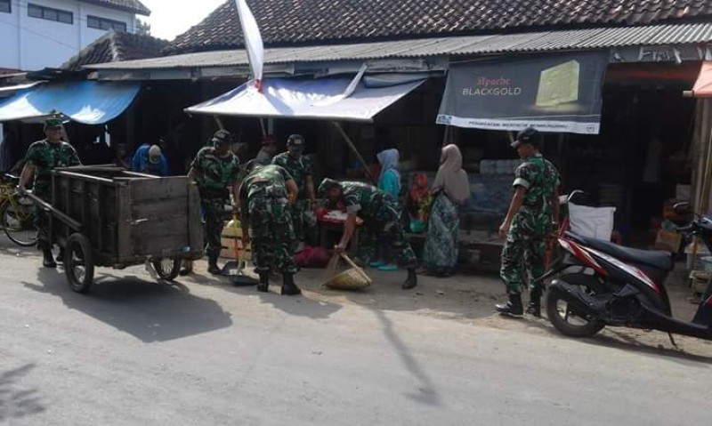 TNI GELAR KARYA BHAKTI BERSIHKAN PASAR