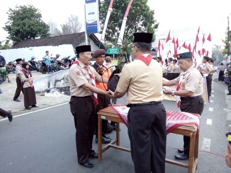 TUNAS KELAPA DISERAHKAN KE KWARCAB KENDAL SECARA ESTAFET