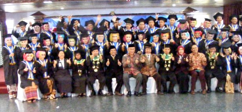 AKPER MUHAMMADIYAH KENDAL GELAR WISUDA XVIII