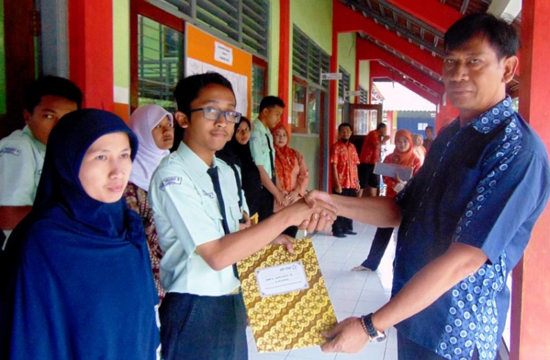 10 SISWA SMKN 6 KENDAL DAPAT BEASISWA