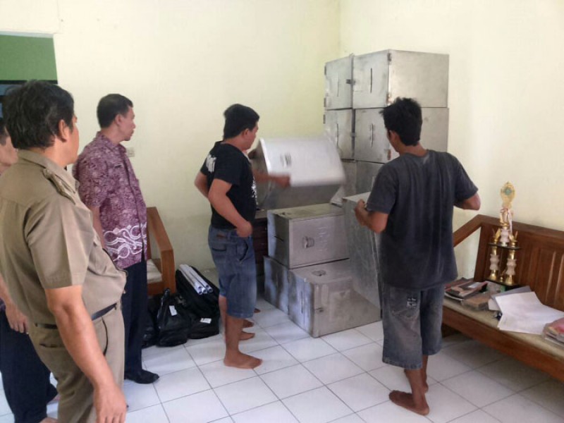 KPU DISTRIBUSIKAN LOGISTIK PILKADES