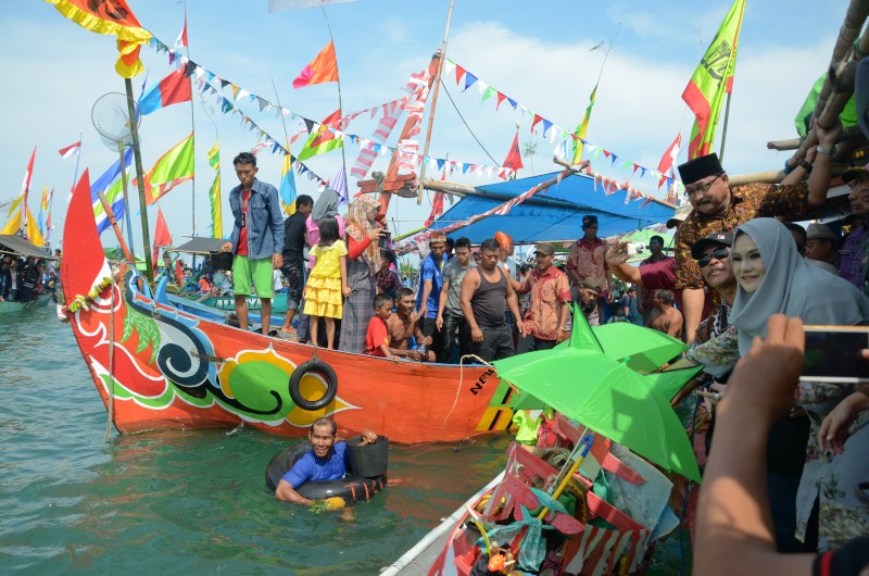BUPATI MIRNA LARUNG SESAJI SEDEKAH LAUT DESA GEMPOL SEWU