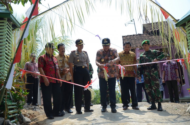 WABUP MASRUR RESMIKAN JALAN RABAT BETON DESA SUKODADI SINGOROJO