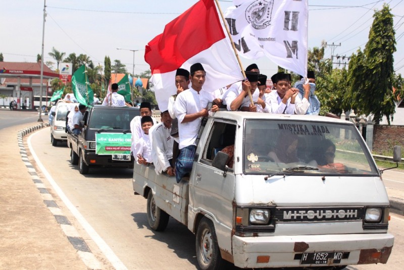 RIBUAN SANTRI RAMIAKAN KIRAB