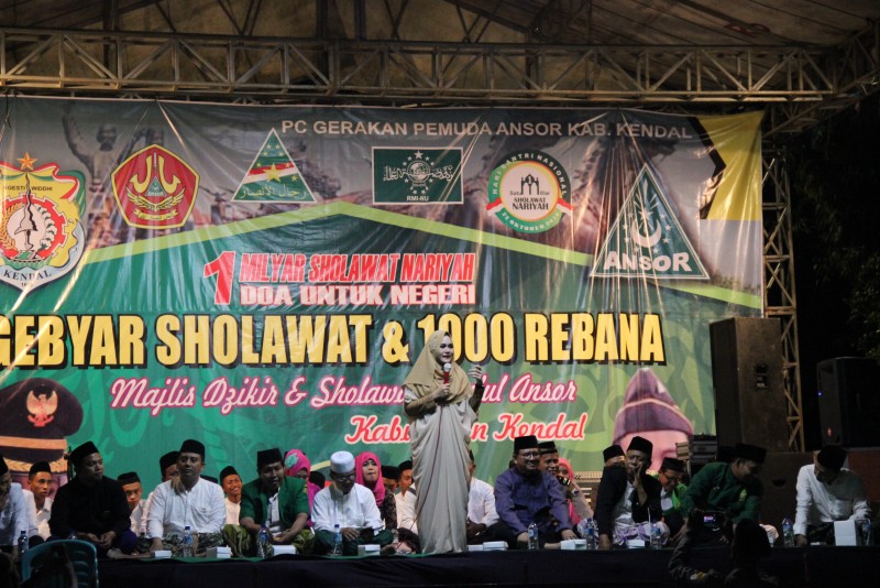 GEMA SHOLAWAT NARIYAH MEMBAHANA DI ALUN-ALUN KENDAL