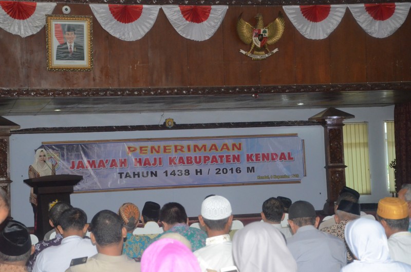 BUPATI KENDAL SAMBUT KEDATANGAN JEMAAH HAJI KENDAL SECARA RESMI