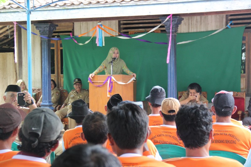 Bupati Buka Program Padat Karya di Sendangkulon, Kangkung