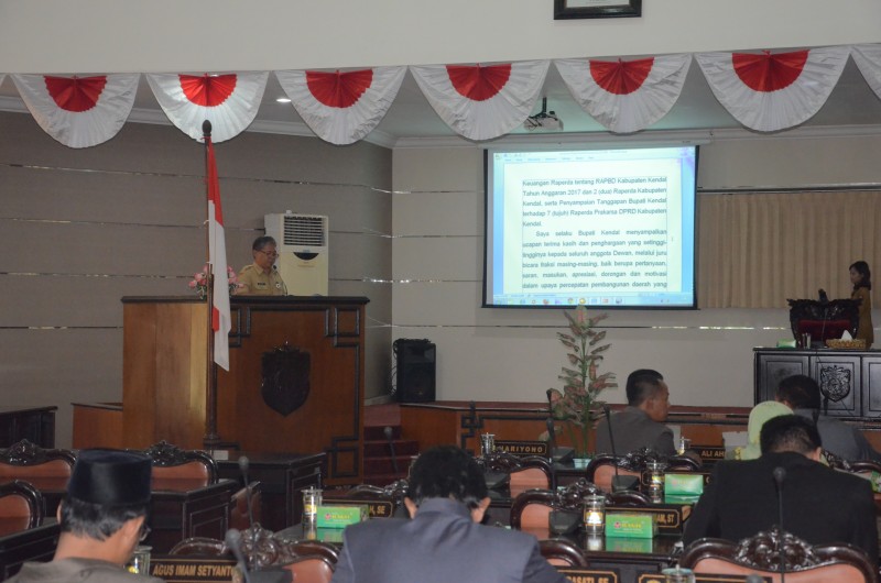 SIDANG PARIPURNA DPRD KENDAL, BUPATI KENDAL SAMPAIKAN JAWABAN PEMANDANGAN UMUM DEWAN