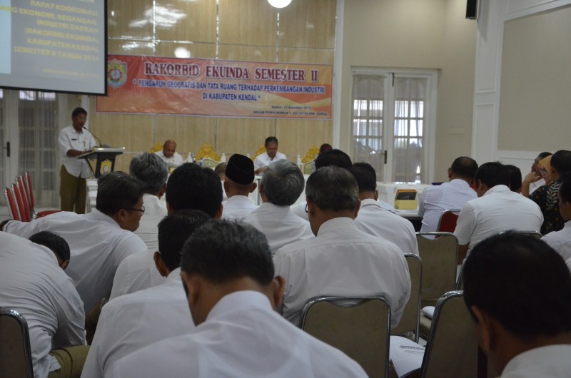 Bupati Kendal Buka Rakor Bidang Ekonomi, Keuangan, Industri Daerah Semester II Di Operation Room Setda Kendal