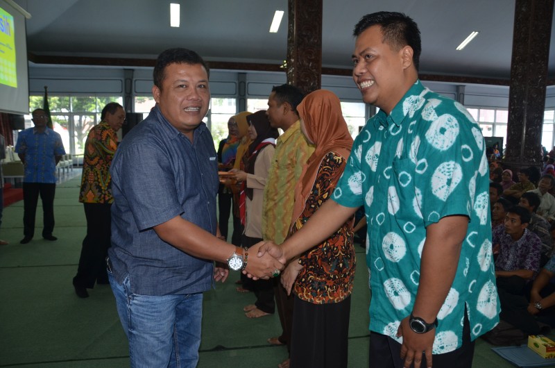 RIBUAN GURU WIYATA BAKTI DAN TENAGA ADMINISTRASI SEKOLAH TERIMA BANTUAN