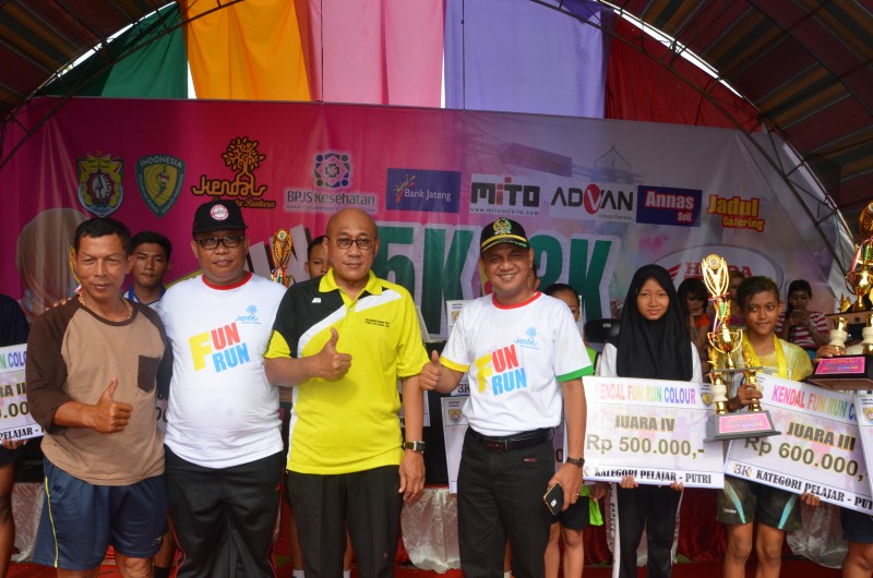 AKSI FUN RUN 3 K DAN 5 K DIWARNAI DENGAN PESTA WARNA