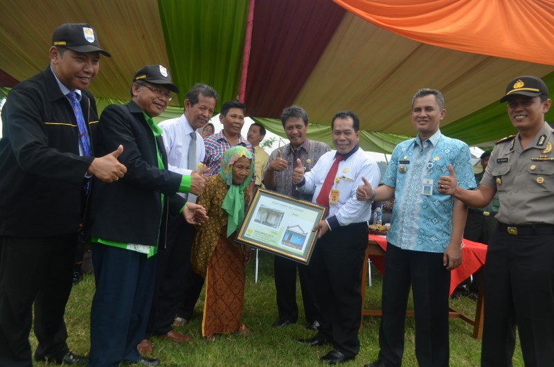 KKN UNNES BERHASIL BEDAH  DUA RUMAH WARGA TIDAK MAMPU