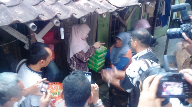 IKA UNISSULA BAGIKAN PAKET SEMBAKO KEPADA WARGA