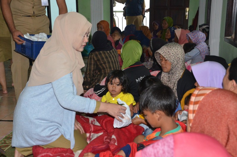 BUPATI KENDAL BAGIKAN MAKANAN UNTUK PENGUNGSI BANJIR BANDANG SUKOREJO