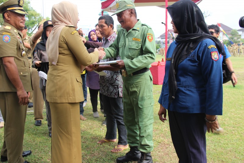 TUKANG BECAK PEROLEH PENGHARGAAN DARI BUPATI