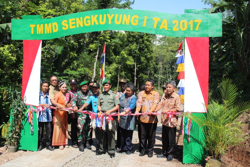 TMMD SENGKUYUNG 1 SUKSES BANGUN INFRASTRUKTUR DESA DI PAGERUYUNG KENDAL