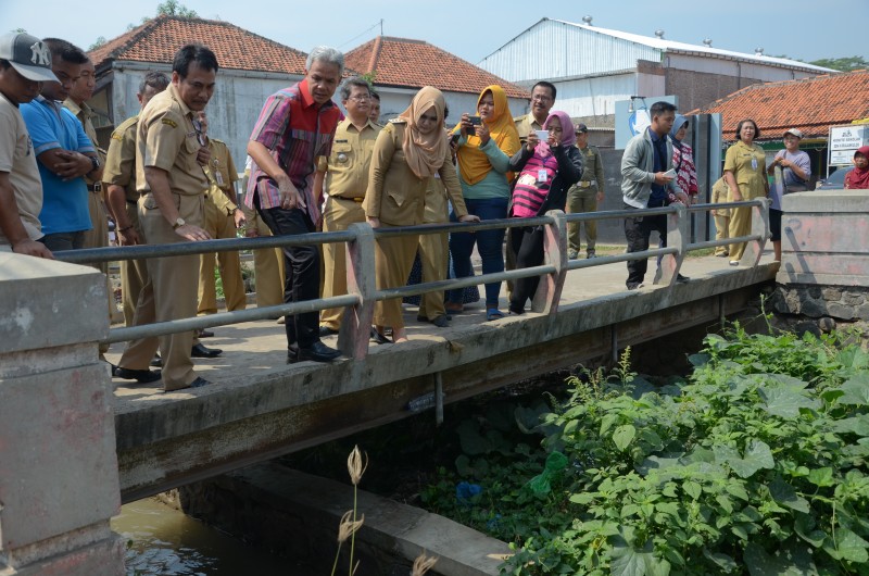 GANJAR PERINTAHKAN KERUK SUNGAI KALI AJI KALIWUNGU KENDAL