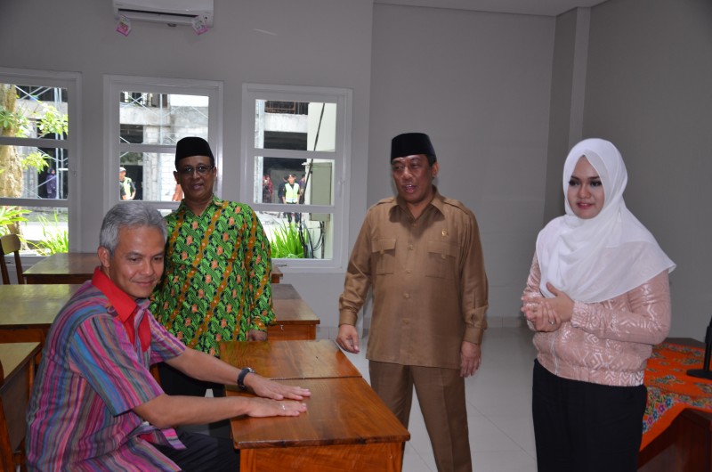 GANJAR : ANAK SEKOLAH HARUS DIBERI PELAJARAN BUDI PEKERTI