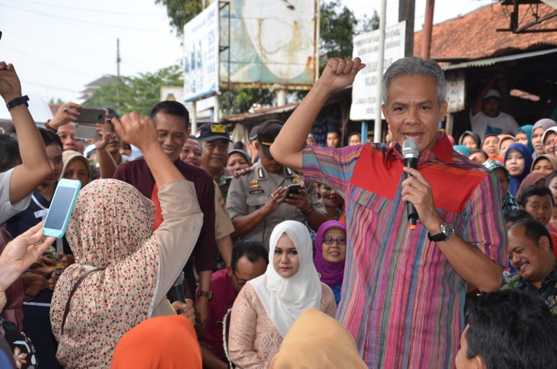 PEDAGANG PASAR SUKOREJO KENDAL DIALOG DENGAN GUBERNUR JAWA TENGAH