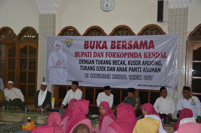 PEDULI MASYARAKAT, FORKOPIMDA KENDAL GELAR BUKBER DAN TARAWIH KELILING