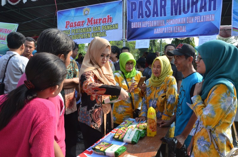 BUPATI MIRNA BUKA PASAR MURAH KENDAL