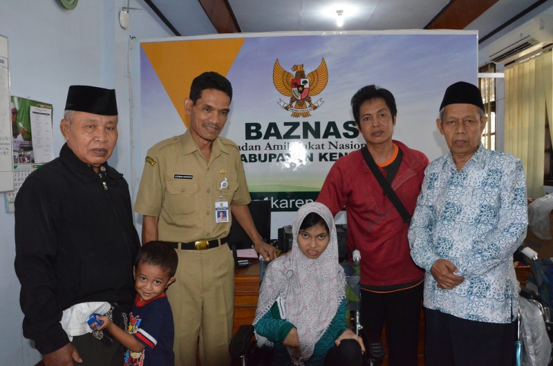 BAZNAS KENDAL BERI BANTUAN KURSI RODA