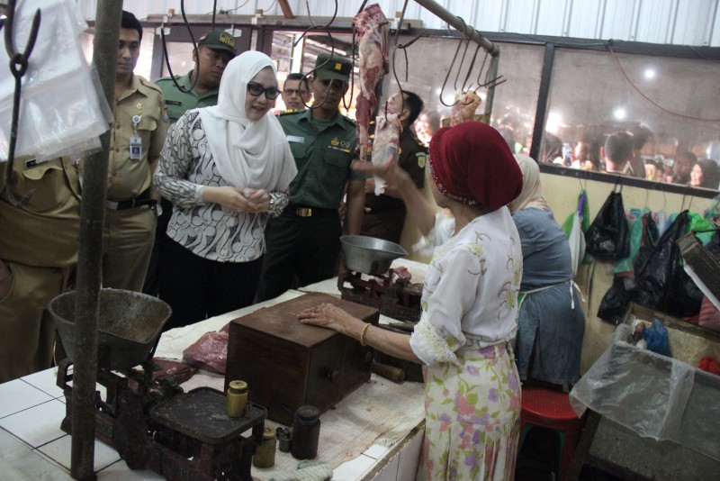 ANTISIPASI LONJAKAN HARGA SEMBAKO, BUPATI MIRNA ANNISA LAKUKAN SIDAK PASAR