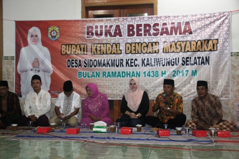 WARGA SIDO MAKMUR BANGGA DISAMBANGI BUPATI MIRNA